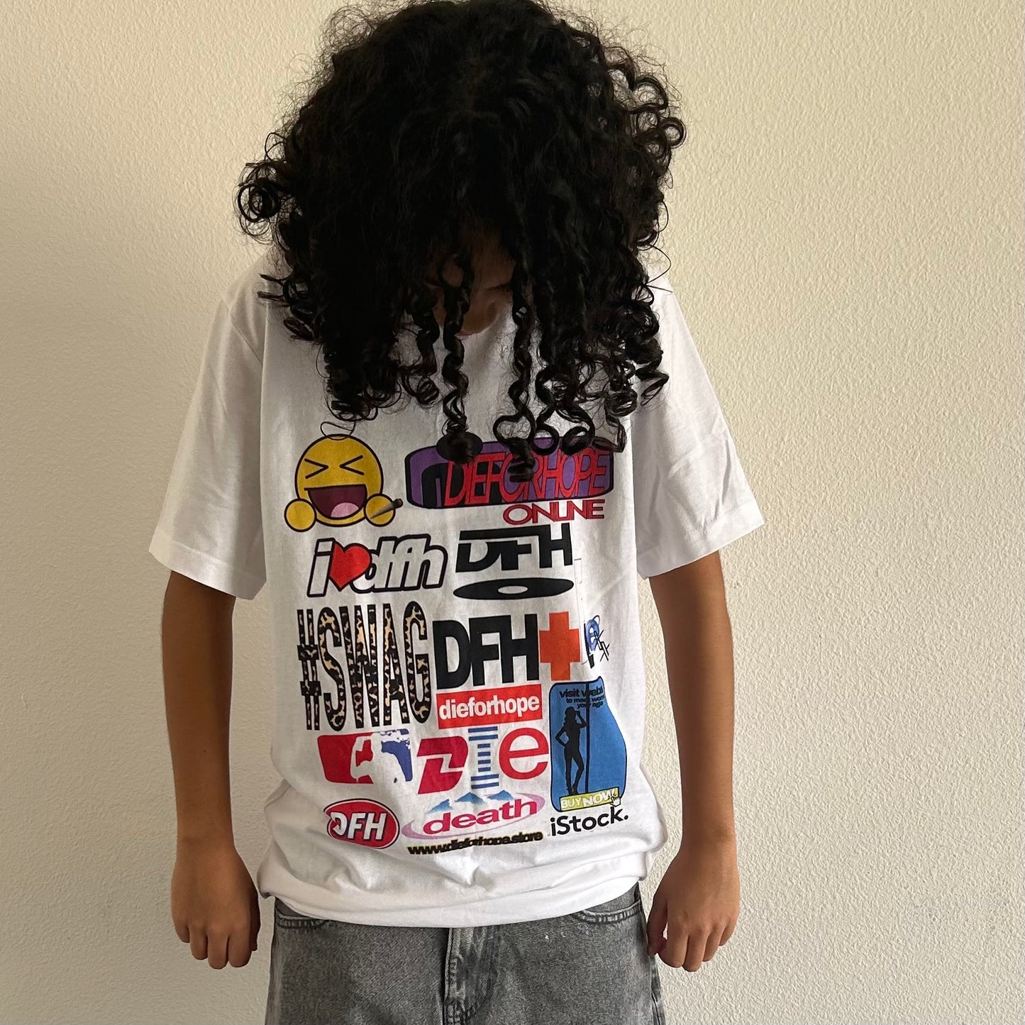 STICKERS TEE